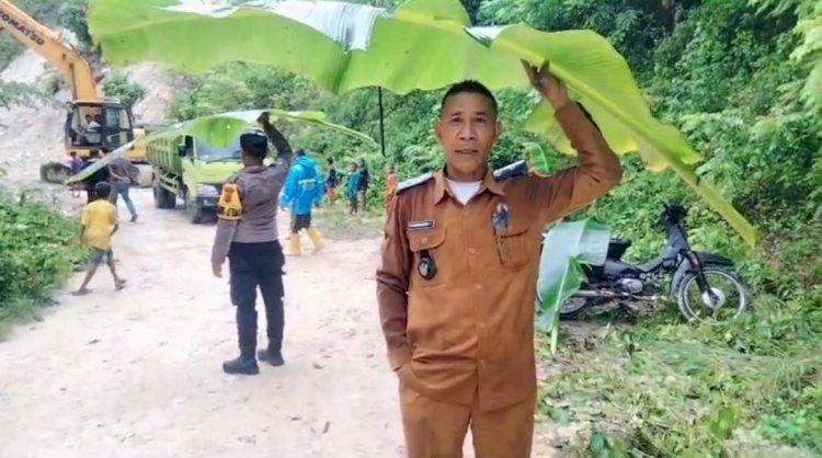 Rela Pakai Daun Pisang, Bhabinkamtibmas dan Pj Kades Tunbaun Pantau dan Amankan Lokasi Longsor