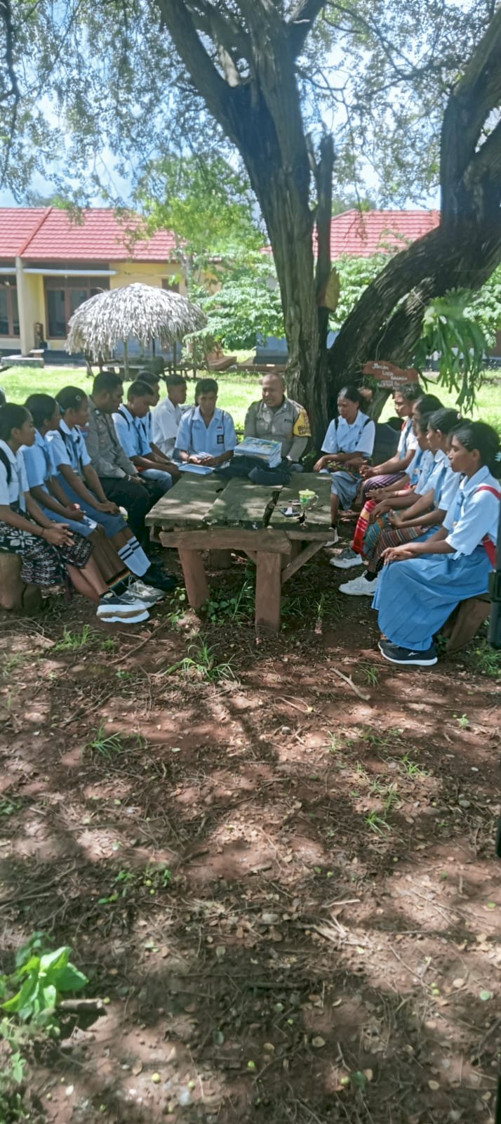 Polsek Amfoang Timur Edukasi Pelajar Lewat Pembagian Buku dan Sosialisasi KUHP