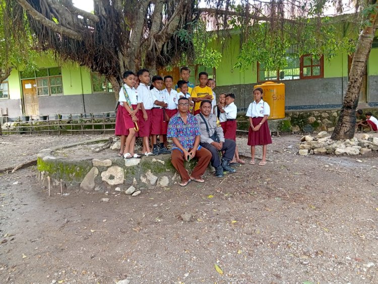 Bhabinkamtibmas Polsek Fatuleu Imbau Siswa SD Tidak Beraktivitas di Pinggir Sungai Saat Musim Hujan