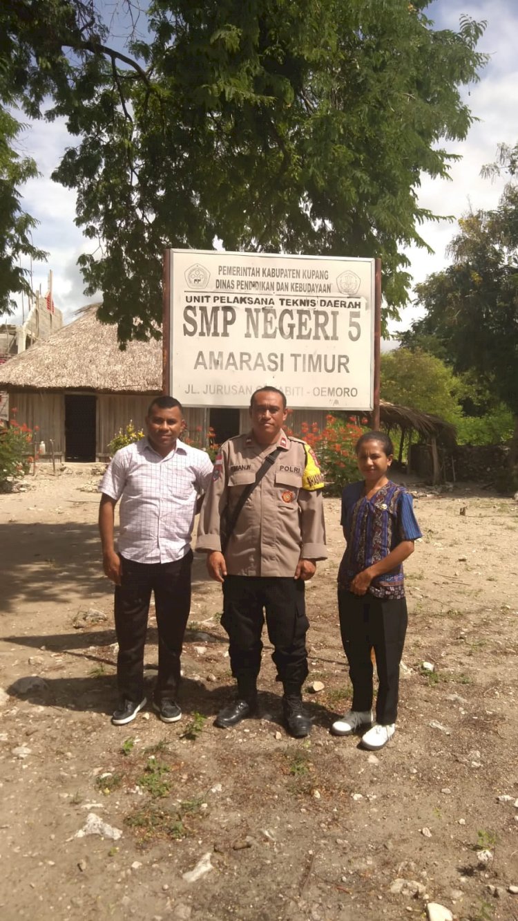 Bhabinkamtibmas Polsek Amarasi Timur Sambangi SMP Negeri 5, Beri Motivasi Guru dan Siswa Meski Fasilitas Terbatas