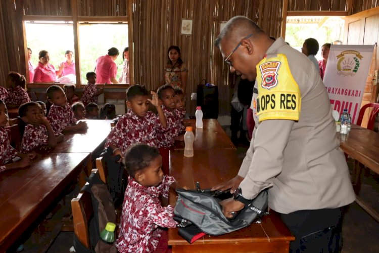 Peduli Pendidikan, Kapolres Kupang Kunjungi SD dan PAUD Cahaya Hati Camplong II