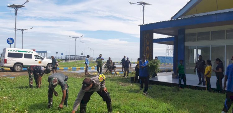 Sinergi Polri–TNI dan Pemerintah Kecamatan, Jumat Bersih Warnai Pelabuhan Fery Naikliu