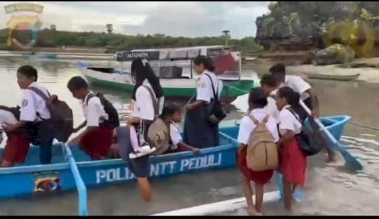 Kapolda NTT Salurkan Bantuan Perahu Sampan untuk Siswa Sekolah di Desa Tenalai, Rote Ndao