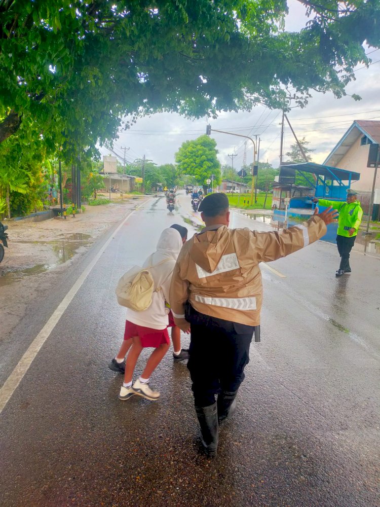 Pertebal Pengaturan Lalu Lintas Pagi Hari, Sat Samapta Polres Kupang Turunkan Regu Dalmas