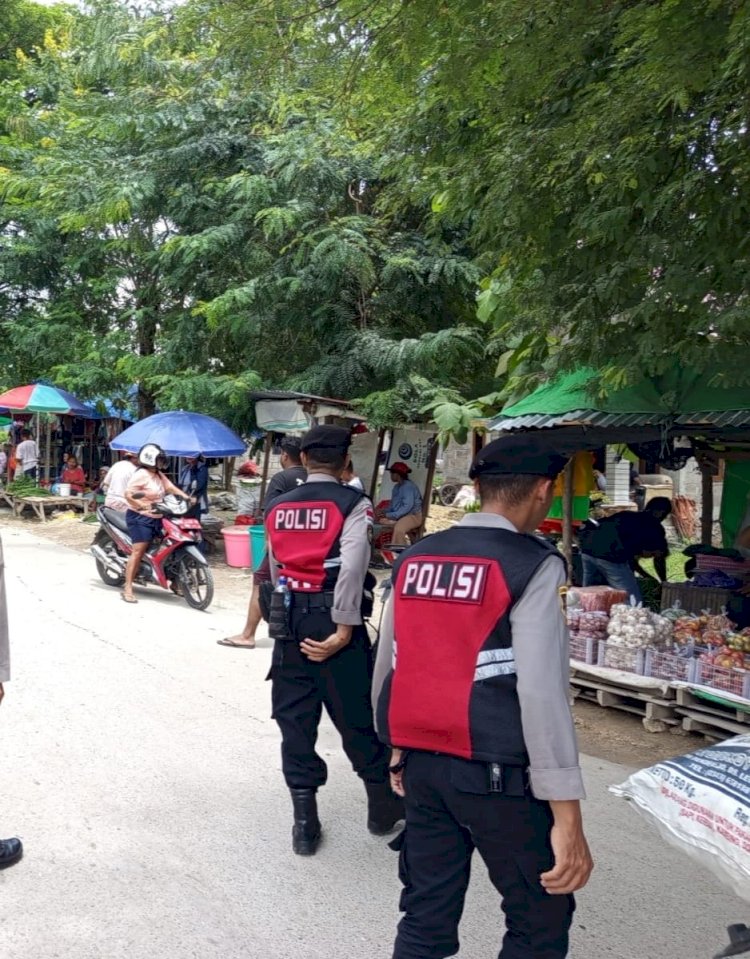 Patroli Samapta Pantau Pedagang Kaki Lima di Pasar Oesao, Himbau Waspada Berjualan di Pinggir Jalan