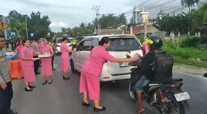Aksi Berbagi Ramadan, Polres Kupang dan Bhayangkari Bagikan Takjil di Depan Mako