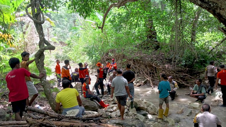 Polsek Amarasi Bersama Tim SAR Kota Kupang Lanjutkan Pencarian Hari Kedua Warga Desa Merbaun yang Hilang