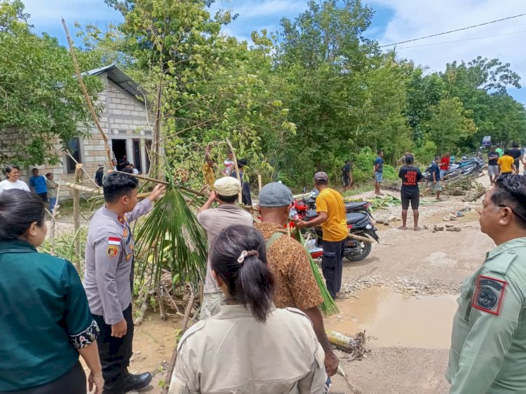 Polsek Kupang Barat Mediasi Pemblokiran Jalan di Desa Sumlili, Warga Akhirnya Buka Akses Jalan
