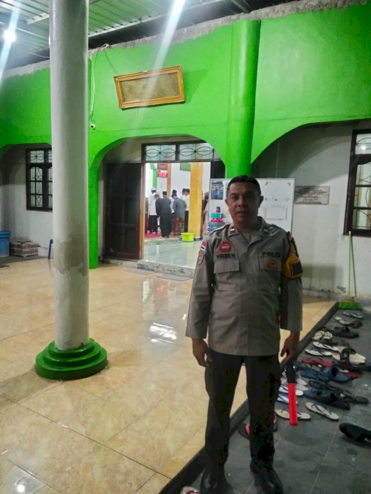 Polri Hadir untuk Umat, Bhabinkamtibmas Kupang Timur Amankan Sholat Warga