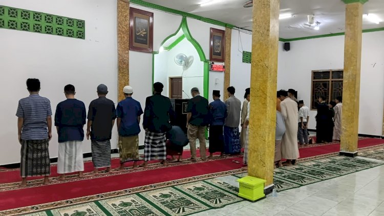 Polri Hadir untuk Umat, Bhabinkamtibmas Kupang Timur Amankan Sholat Warga