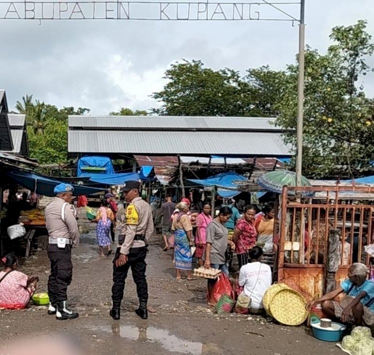 Jaga Kamtibmas, Anggota Polsek Amfoang Utara Monitoring Aktivitas Pasar Nekabuaf