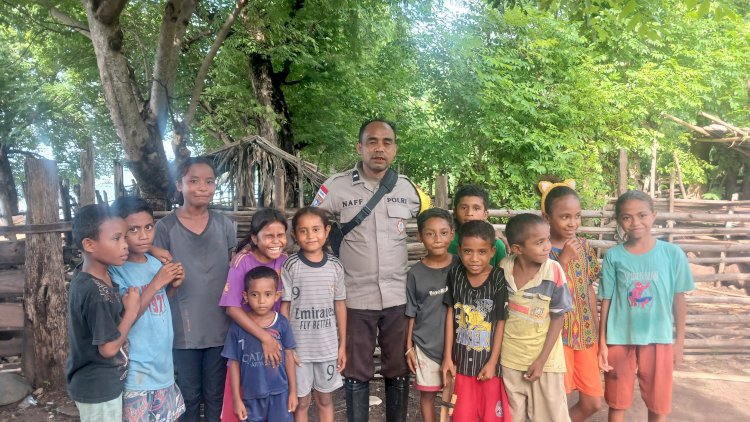 Sambang Anak-Anak Desa Kolabe, Bhabinkamtibmas Aipda Zakarias Nafe Sampaikan Pesan Kamtibmas