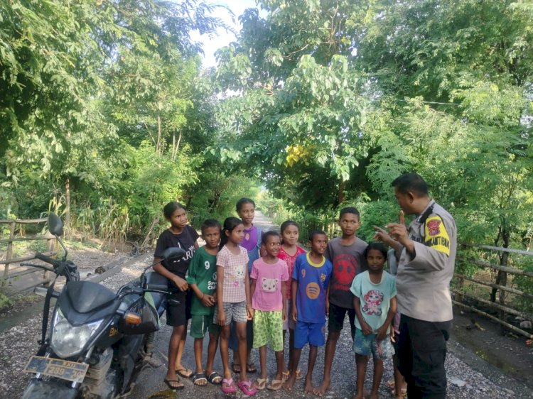Polisi Sahabat Anak, Bhabinkamtibmas Fatunaus Beri Edukasi Keselamatan dan Bijak Gunakan HP