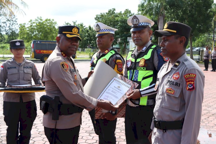 Selamatkan Warga Pingsan hingga Evakuasi Korban Longsor, Anggota Polres Kupang Dapat Apresiasi dari Kapolres Kupang