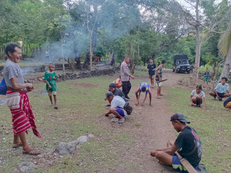 Bhabinkamtibmas Bersama Jemaat Bersihkan Lingkungan Gereja, Wujudkan Kesiapan Paskah 2026 di Amfoang Utara