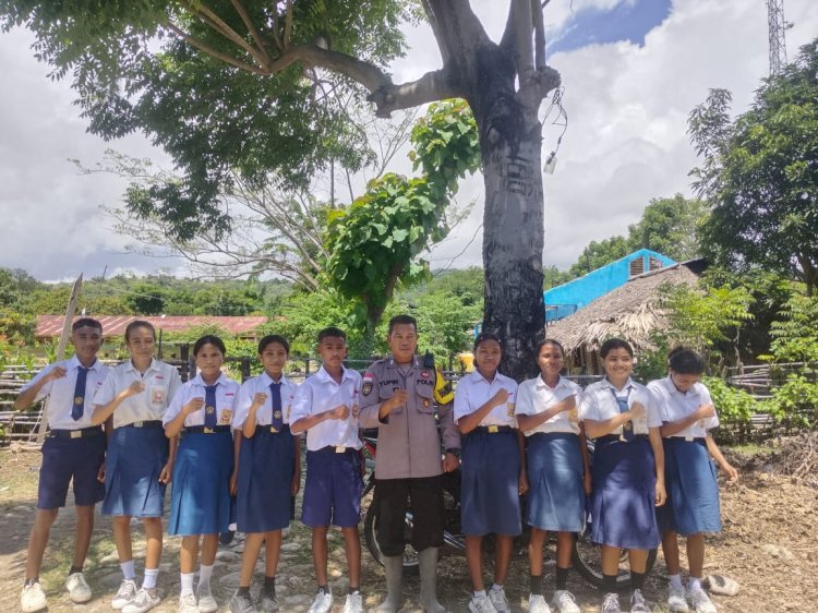 Bhabinkamtibmas Polsek Amfoang Utara Ajak Siswa Tertib Bermedia Sosial dan Jaga Kamtibmas