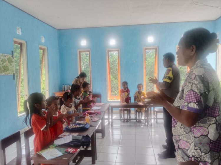Dukung Pendidikan Anak Usia Dini, Bhabinkamtibmas Polsek Amfoang Utara Rela Beli Perlengkapan Belajar untuk Anak PAUD Bihili
