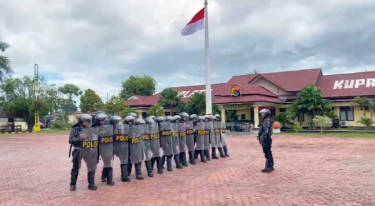 Tingkatkan Kesiapsiagaan, Dalmas Polres Kupang Gelar Latihan Pengamanan Aksi Massa