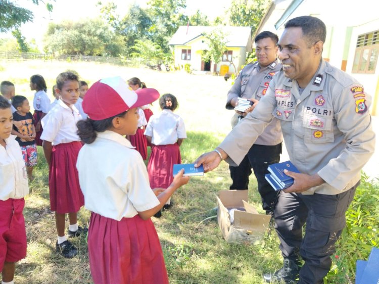 Peduli Dunia Pendidikan, Polsek Amfoang Timur Gelar Apel dan Beri Bantuan Buku untuk Siswa