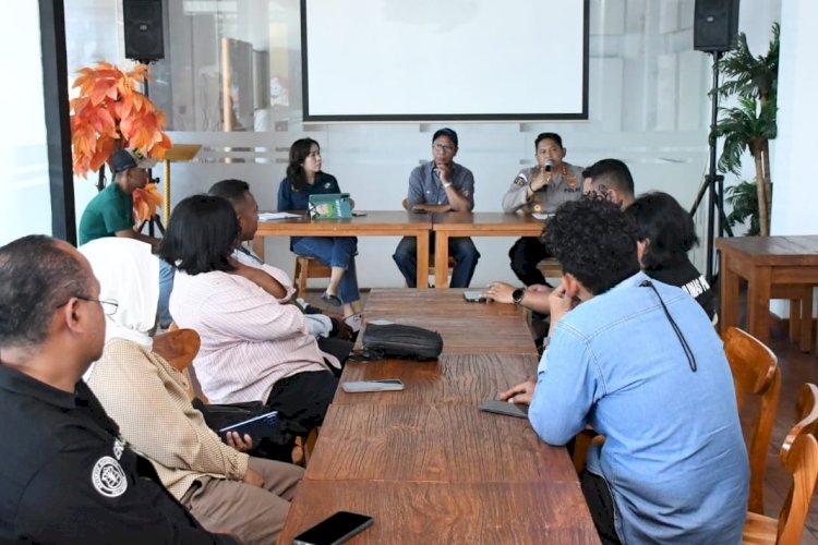 Perisai Demokrasi di Era Digital: Kabidhumas Polda NTT Soroti Perlindungan Jurnalis dari Teror Siber