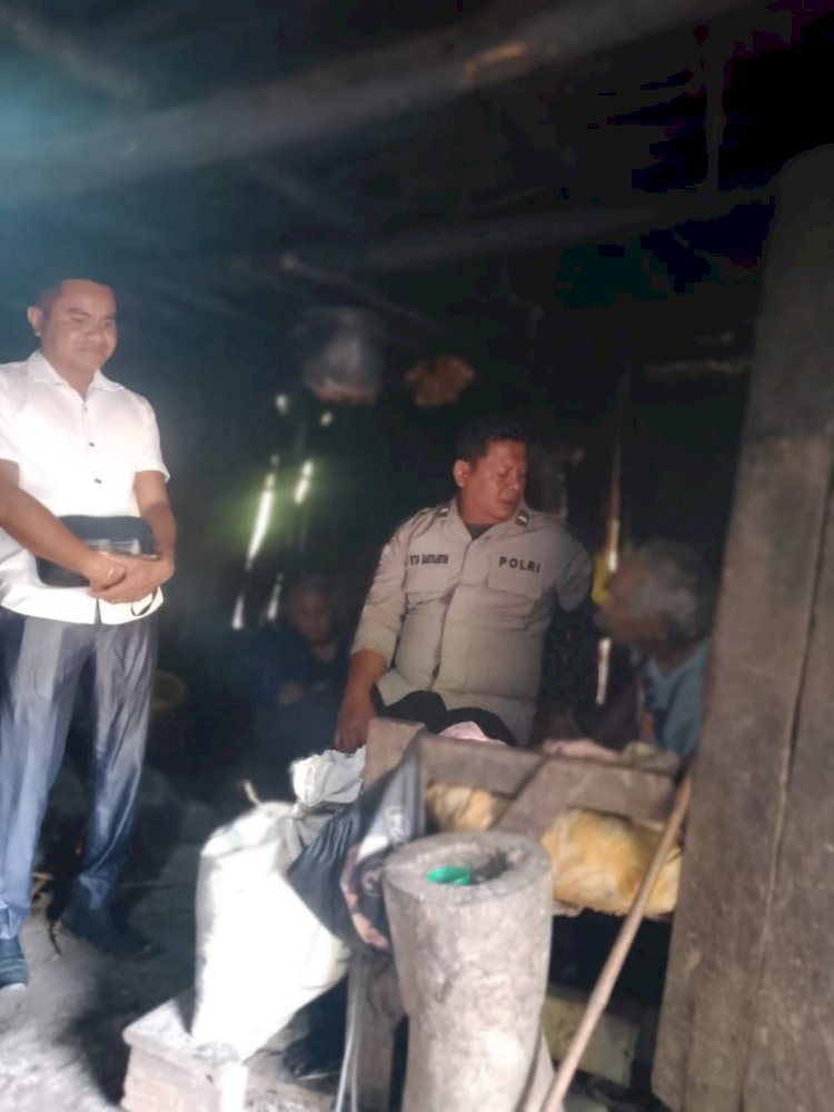 Sambangi Pasangan Lansia Sebatang Kara, Bhabinkamtibmas Polsek Fatuleu Salurkan Bantuan Sembako