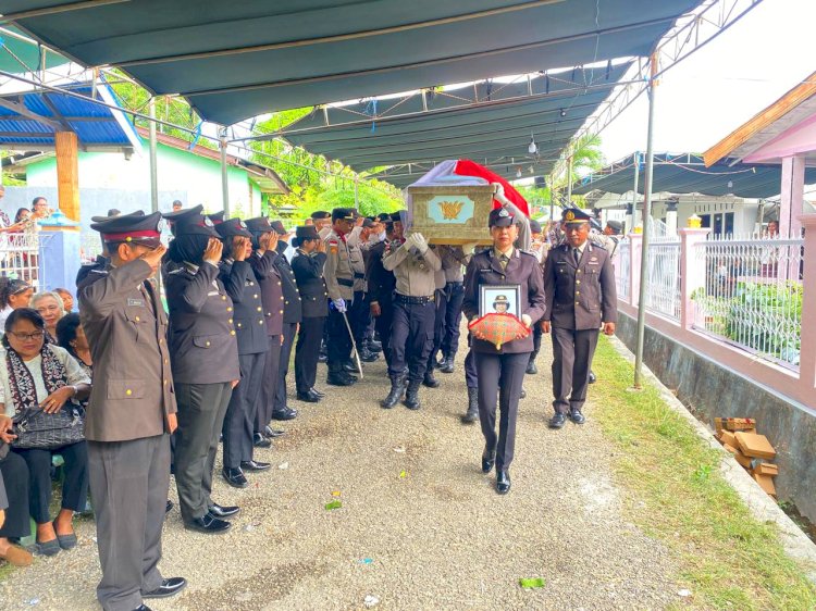 Wujud Penghormatan Polri, Wakapolres Kupang Pimpin Upacara Pemakaman Kedinasan AKP Purn. Hana Adriana Detaq