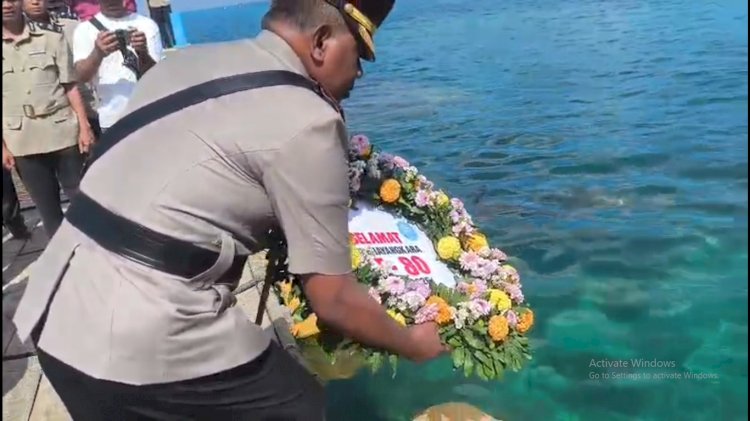 Penuh Haru, Polres Kupang Gelar Tabur Bunga di Laut sebagai Penghormatan bagi Para Pahlawan