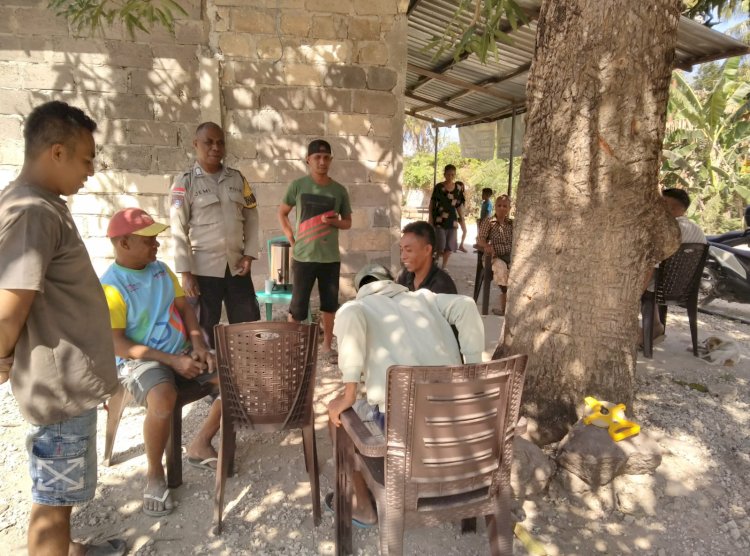 Bhabinkamtibmas Polsek Kupang Barat Himbau Warga Hindari Segala Bentuk Perjudian Saat Sambang   Desa