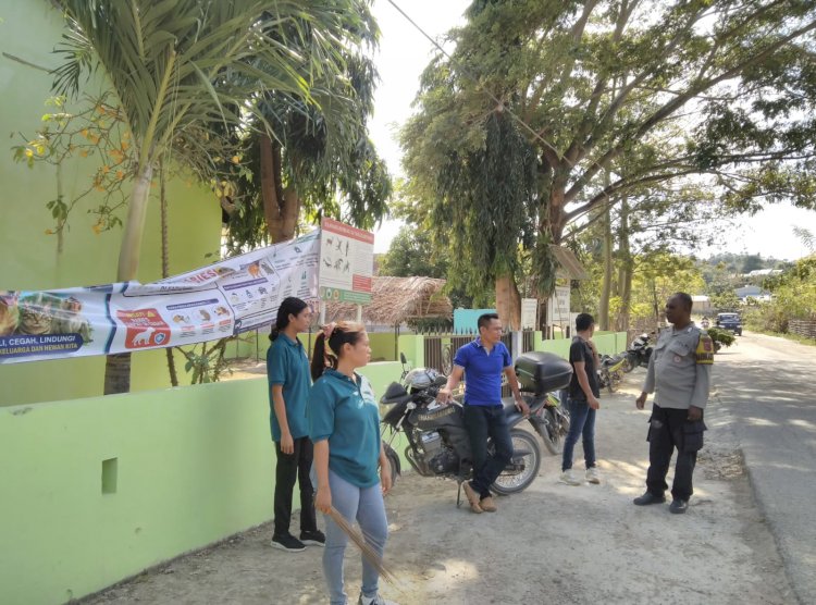 Bhabinkamtibmas Polres Kupang Sosialisasikan Layanan 110 Polri kepada Warga dan Mahasiswa KKN di Desa Tesabela