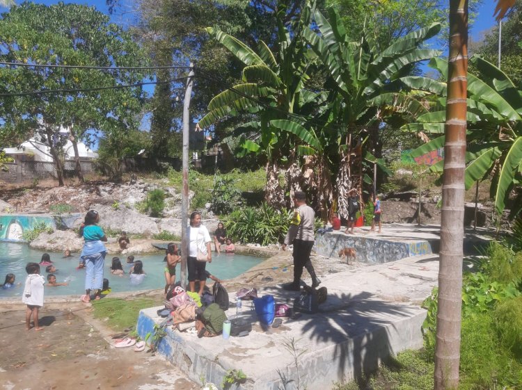 Bhabinkamtibmas Imbau Pengunjung Wisata Kolam Air Uiasa Jauhi Miras dan Judi Demi Menjaga Kamtibmas