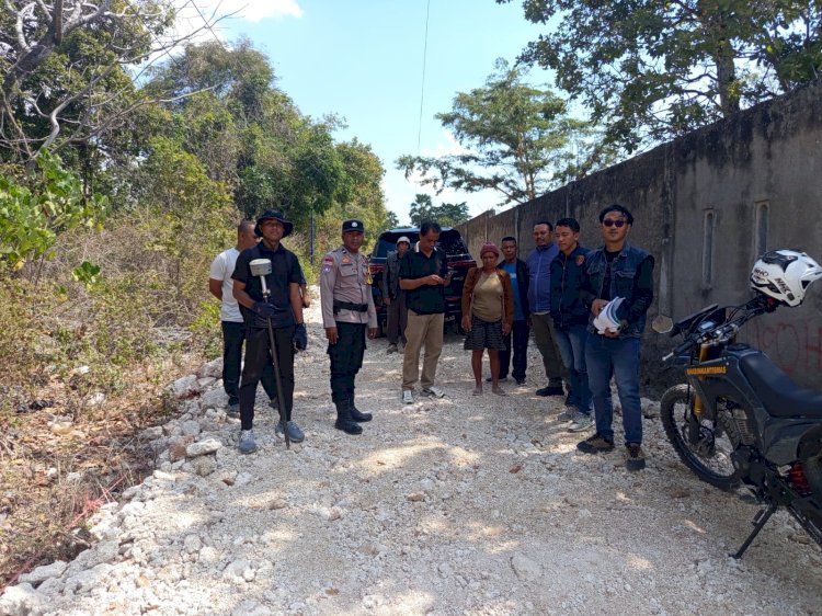 Bhabinkamtibmas Polsek Kupang Tengah Kawal Pengembalian Batas Tanah oleh BPN di Desa Penfui Timur