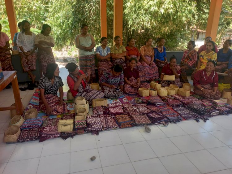 Dukung UMKM dan Budaya Lokal, Polsek Amarasi Timur Kawal Pameran Tenun Ikat Tingkat Dusun