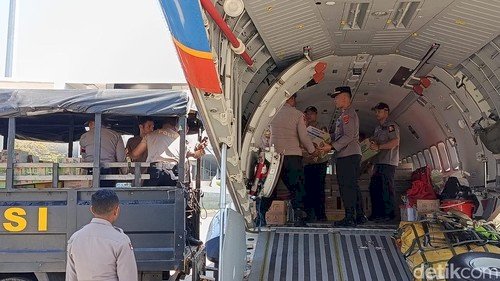 Pesawat CN-295 Polri Tiba di Bandara Komodo, Bawa Bantuan untuk Korban Gempa Flores