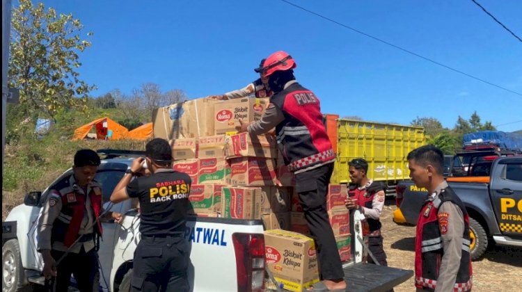 Polda NTT Salurkan Bantuan Warga Terdampak Bencana di Manggarai Timur