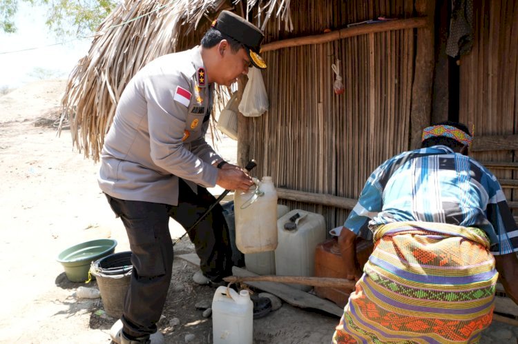 Kunjungi Rumah Warga Desa Benu, Kapolda NTT Dengar Langsung Perjuangan Dapatkan Air Bersih