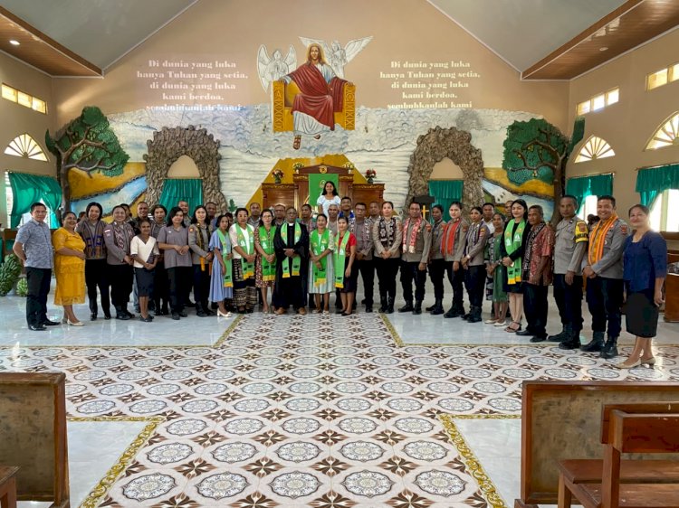 Minggu Kasih, Paduan Suara Oikumene Polres Kupang Kembali Hadir di Tengah Jemaat