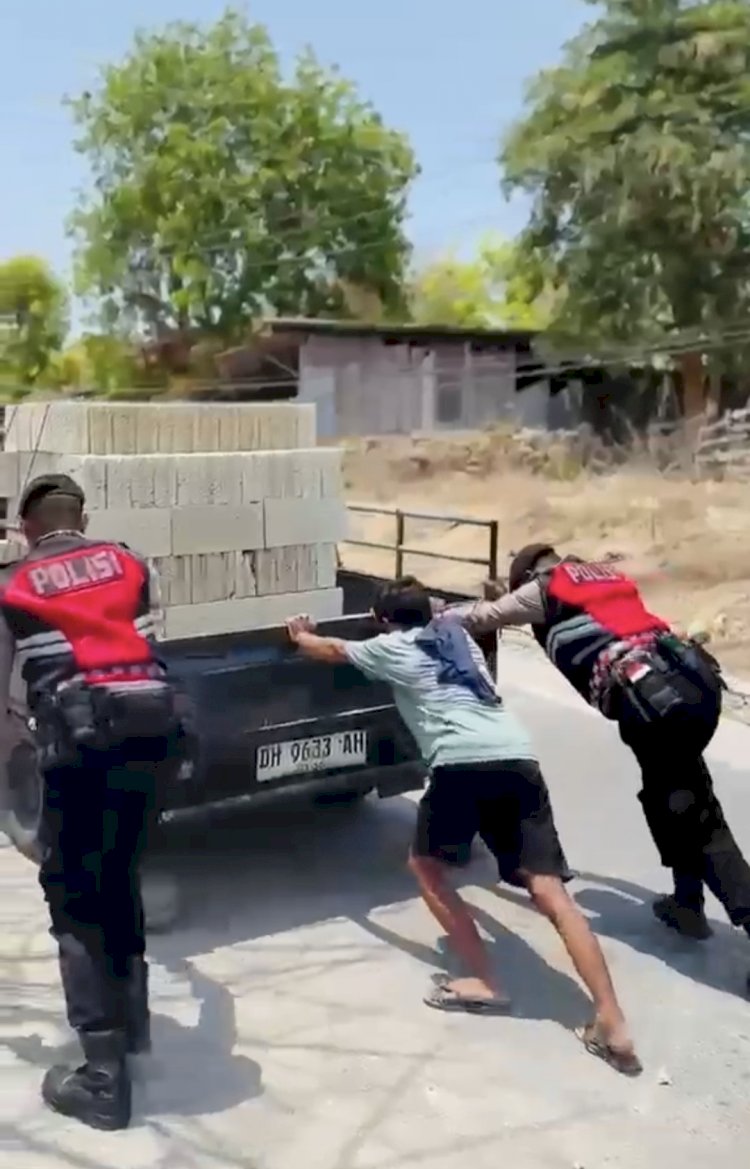 Sigap Membantu Masyarakat, Unit Turjawali Sat Samapta Polres Kupang Bantu Mobil Pick Up Yang Tidak Kuat menanjak