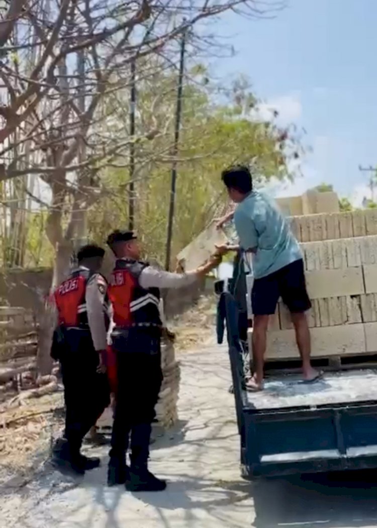 Sigap Membantu Masyarakat, Unit Turjawali Sat Samapta Polres Kupang Bantu Mobil Pick Up Yang Tidak Kuat menanjak