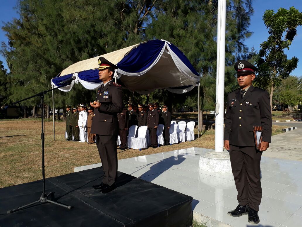 Kapolres kupang bacakan apresiasi presiden jokowi pada HUT POLRI ke 71