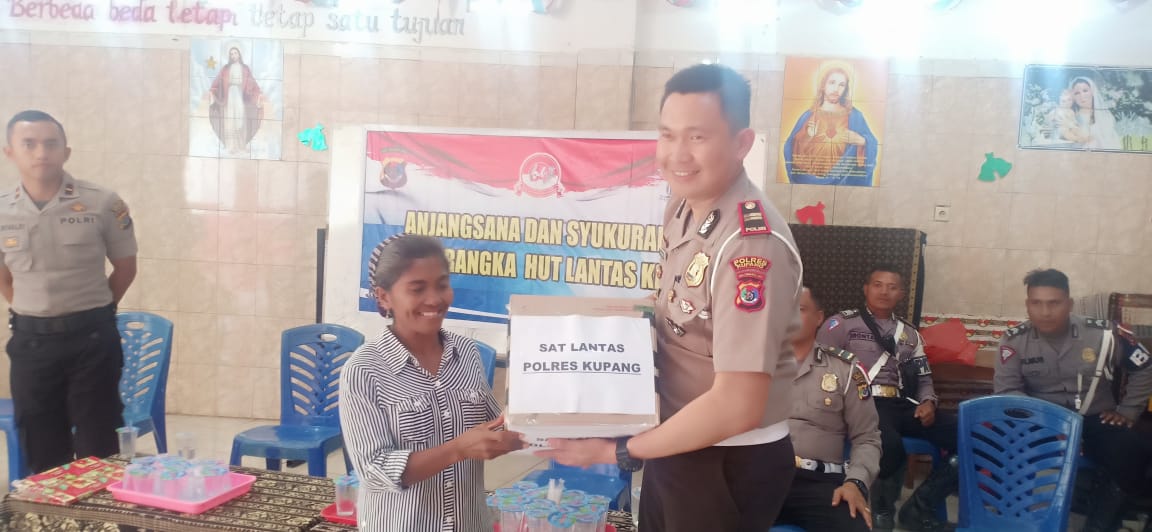 Peringati HUT Lantas , Sat Lantas  Polres Kupang berikan bantuan anak panti Roslin