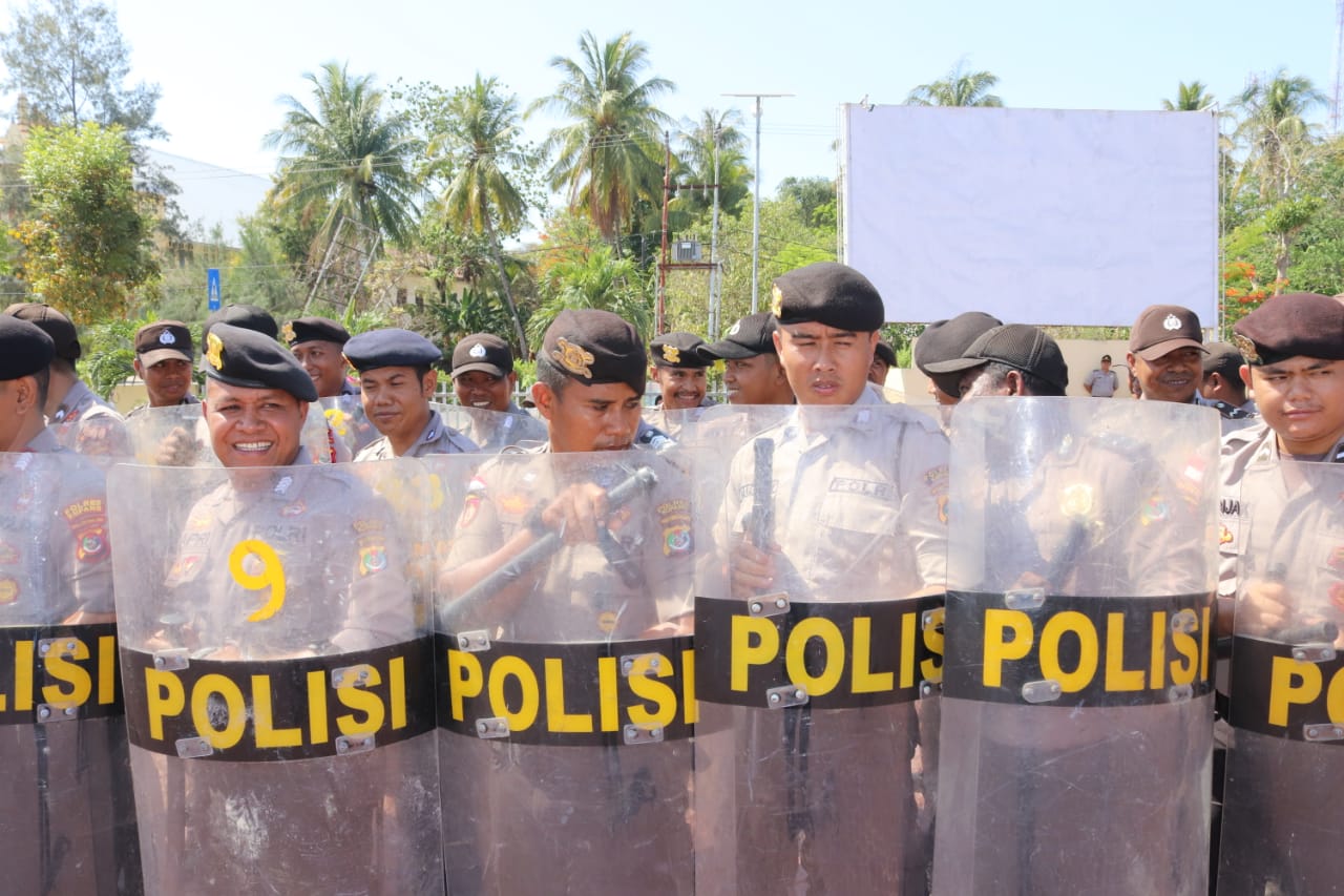 Antisipasi unjuk rasa anarkis polres kupang gelar latihan pengendalian masa