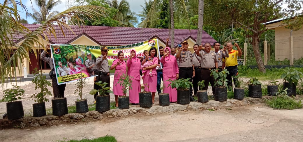 Peringati hari sejuta pohon polsek kupang barat beserta bhayangkari tanam 100 pohon