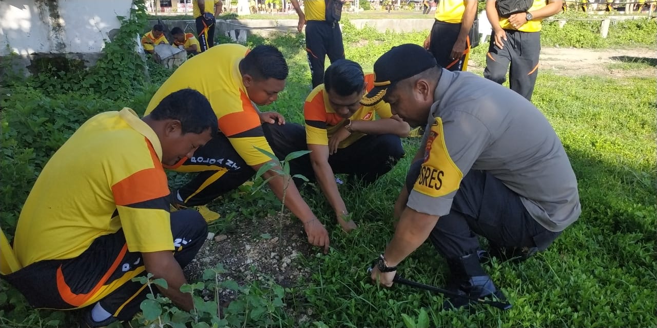 Polres Kupang lakukan perawatan anakan pohon