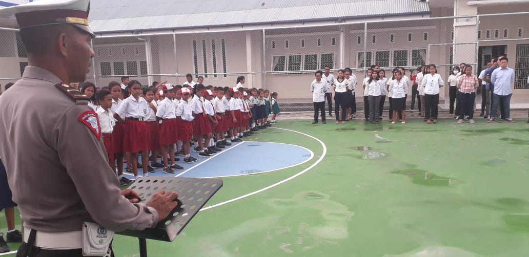 Perduli dunia pendidikan satuan lalu lintas polres kupang go to school