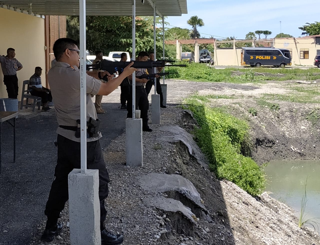 Kapolres Kupang ,melaksanakan latihan menembak bersama PJU dan anggota