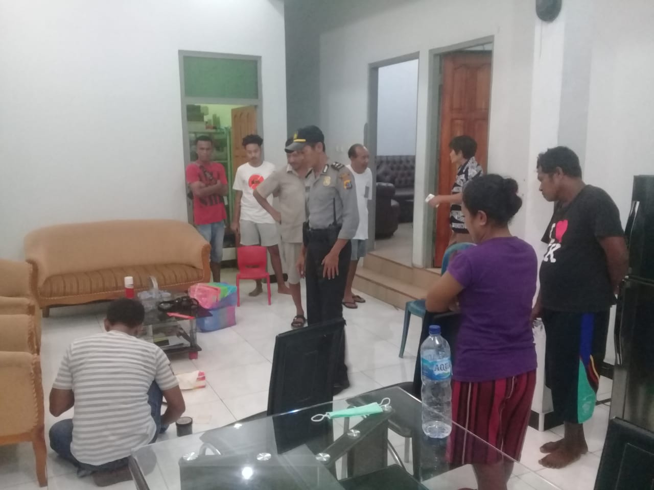 Piket Spkt bersama tim identifikasi sat reskrim polres kupang datangi tkp pencurian