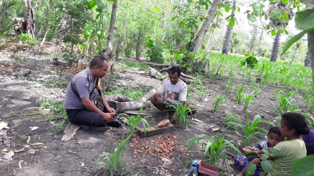 Bhabinkamtibmas,berikan motivasi kepada petani untuk mengolah lahan pertanian