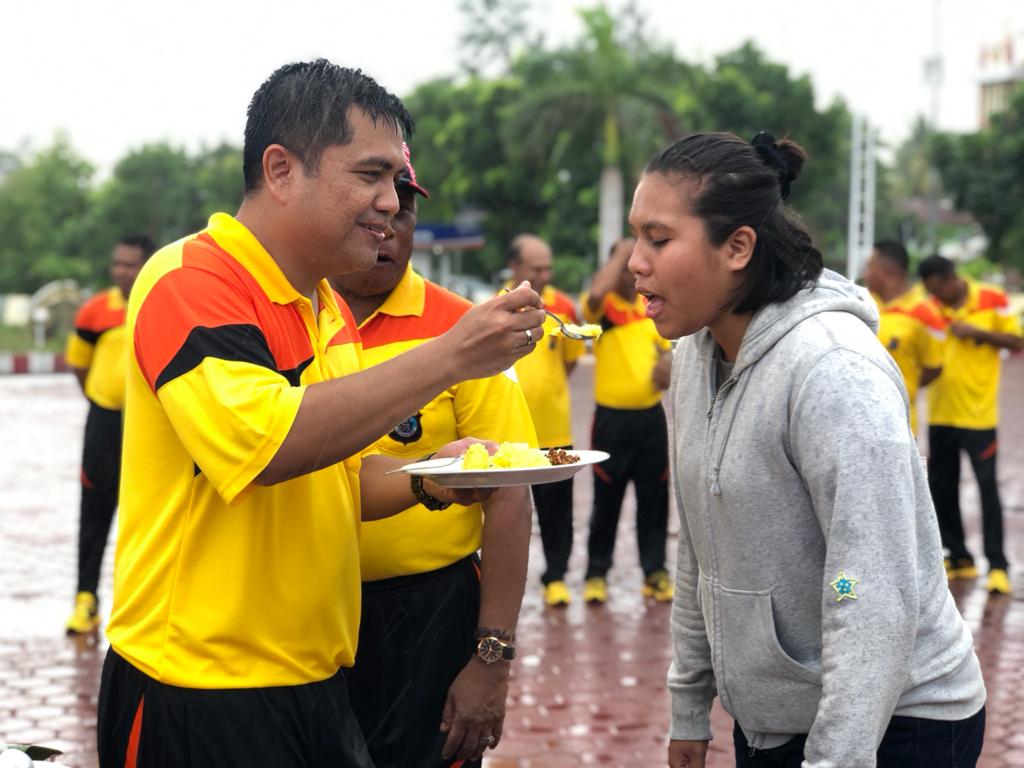 Haru...Kapolres Kupang suapi anggota yang berulang tahun