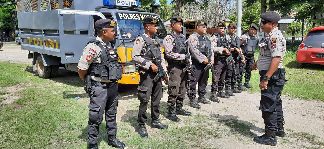 Dalmas Polres Kupang diturunkan untuk mengamankan proses rekonstruksi pembunuhan