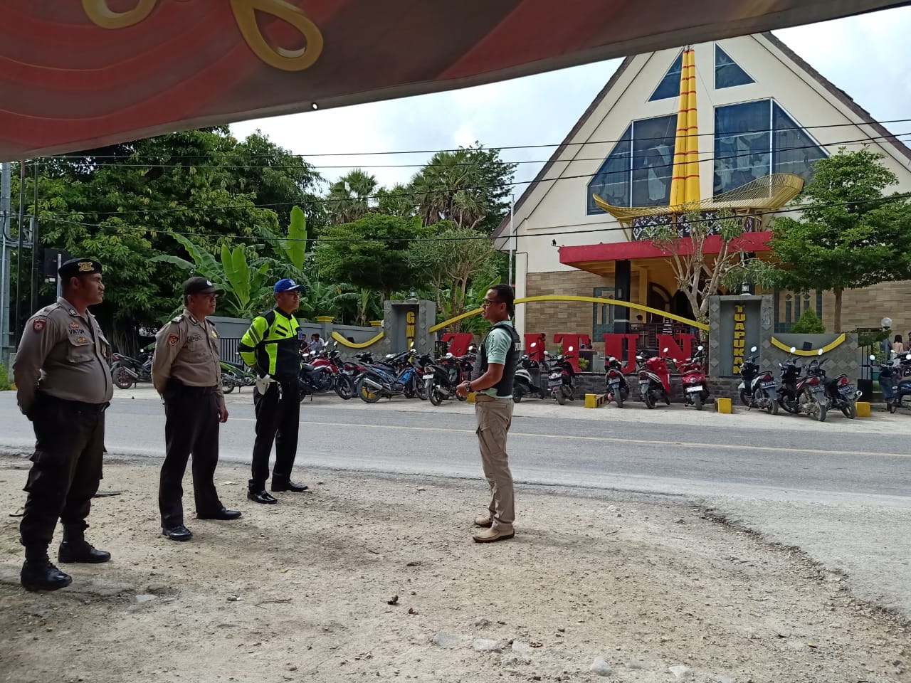 Kapolsek, IPDA Ferry Nur Alamsyah SH  berikan motivasi kepada anggota yang melaksanakan pengamanan Gereja